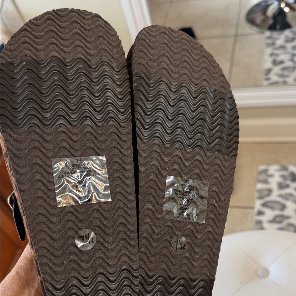 Leopard Print Clogs - Picture 2 of 2